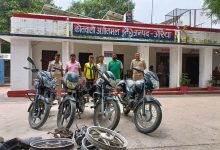 Photo of उत्तर प्रदेश औरैया थाना अजीतमल पुलिस को मिली बड़ी सफलता पुलिस द्वारा दबिश के दौरान सक्रिय वाहन चोर गिरोह का किया बड़ा खुलासा चोरी की मोटरसाइकिल व वाहन के कटे पार्ट्स बरामद कर 04 अभियुक्तों को किया गया गिरफ्तार।    (  पंकज सिंह राणावत की खास रिपोर्ट )